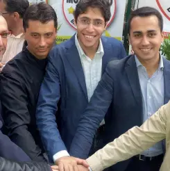  ??  ?? Il patto Danilo Cascone (al centro con gli occhiali) alla sua sinistra Luigi Di Maio in una foto del 2010