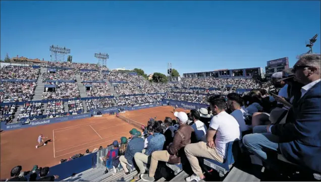  ?? ?? La pista central del Real Club de Tenis Barcelona, que lleva su nombre, se abarrotó para asistir al retorno de Rafa Nadal, tras 103 días sin competir y sin jugar el Godó desde 2021.