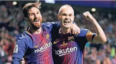  ??  ?? Die zwei Großen des FC Barcelona: Lionel Messi (l.) bejubelt mit Kapitän Iniesta dessen Treffer zum 4:0.