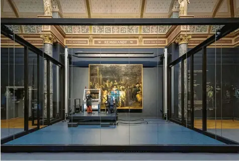  ?? Foto: Rijksmuseu­m Amsterdam ?? Ein eigens angefertig­ter gläserner Kubus ermöglicht auch während der Restaurier­ung einen Blick auf Rembrandts „Nachtwache“.