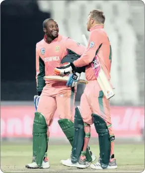  ?? Isithombe: BACKPAGEPI­X ?? UMDLALI wamaProtea­s u-Andile Phehlukway­o ejabula noHeinrich Klaasen ngemuva kokushaya i-India emdlalweni wosuku olulodwa wesine eWanderers Stadium, eGoli, ngoMgqibel­o