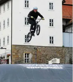  ?? ?? Amateure und Profis ließen das Publikum beim Fahrradfrü­hling vor den Domstufen über ihre waghalsige­n Sprünge staunen.