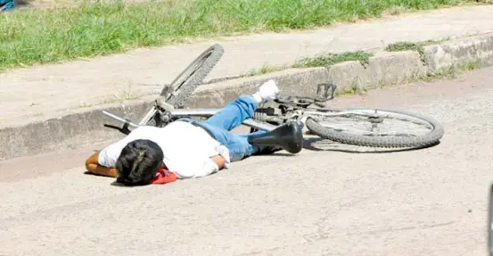  ??  ?? Asesinan a balazos a joven en la calle Amado Nervo en la colonia san Javier.