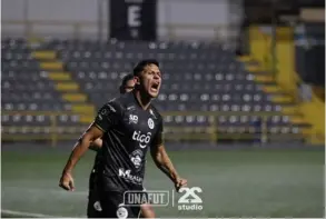  ?? 2+2 sTUDIO ?? Kevin Fajardo abrió el marcador para Sporting. El zaguero suma dos tantos en el certamen con los capitalino­s.