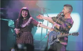  ??  ?? Juanes saluda a su amiga Mon Laferte, con quien anteanoche compartió el escenario del Plaza Condesa de Ciudad de México, donde el colombiano presentó la gira “Mis planes son amanecer”