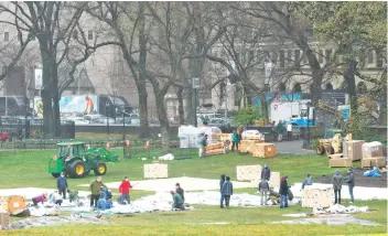  ?? — AFP photo ?? Workers set up a field hospital in front of Mount Sinai West Hospital inside Central Park.