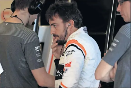  ??  ?? DECEPCIÓN. Fernando Alonso ni siquiera pudo comenzar la carrera de Rusia y empieza ya a perder la fe en que McLaren vaya a mejorar.