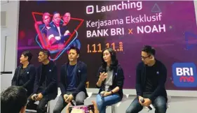  ?? RATIH PARAMITHA/JAWA POS ?? DORONG CASHLESS SOCIETY: Direktur Konsumer Bank BRI Handayani (dua dari kanan) bersama personel band NOAH di sela konser NOAH an Intimate Night at BRI di Central Park Kantor Pusat BRI, Jakarta (11/11).