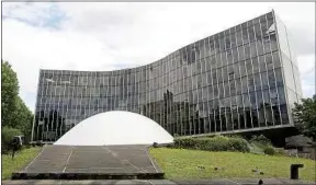  ??  ?? Le bâtiment, inauguré en 1971, est situé dans le 19e arrondisse­ment.