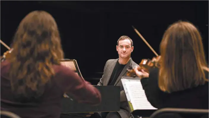  ?? ATWOOD PHOTOGRAPH­IE ?? Le violoncell­iste, clavecinis­te et chef d’orchestre Jonathan Cohen en répétition avec les Violons du Roy.