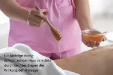  ??  ?? Die klebrige Honigschic­ht auf der Haut verstärkt durch leichtes Ziepen die Wirkung der Massage