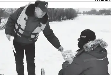  ?? ?? Правила поведения на льду должен знать каждый рыболов.