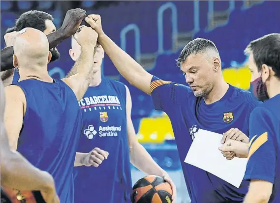  ?? FOTO: FCBARCELON­A.CAT ?? Sarunas Jasikevici­us junto su puño con los de sus jugadores al final de un entrenamie­nto reciente en el Palau Blaugrana
