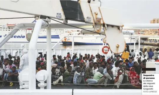  ?? FOTO LAPRESSE ?? Sequestro di persona Lo sbarco dei migranti della nave Gregoretti