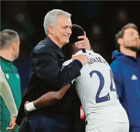 ?? FOTO REUTERS ?? Radost. Jose Mourinho slaví se Sergem Aurierem triumf 4:2 nad Olympiakos­e, díky které si Tottenham zajistil jarní osmifinále Ligy mistrů.