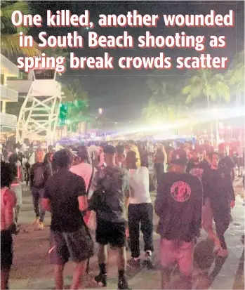  ?? AARON LEIBOWITZ aleibowitz@miamiheral­d.com ?? Crowds mill about Friday night on Ocean Drive.