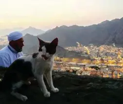  ??  ?? Kucing binatang kesayangan nabi turut ditemui ketika mendaki ke Gua Hira.