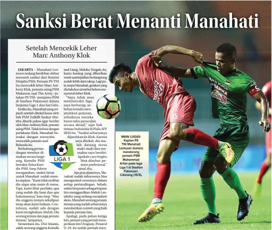  ?? WAHYUDIN/JAWA POS ?? MAIN LUGAS: Kapten PS TNI Manahati Lestusen (kanan) mendorong pemain PSM Muhammad Arfan pada laga Liga 1 di Stadion Pakansari, Cibinong (15/5).