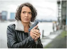  ?? Foto: Swr/sabine Hackenberg ?? Seit 1989 spielt Ulrike Folkerts die Kommissari­n Lena Odenthal in Ludwigshaf­en. Das ist „Tatort“-rekord. Zäh und durchtrain­iert legt sie sich auch mit kräftigen Männern an.