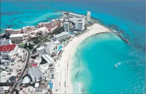  ?? ?? Vista aérea de la costa de Cancún. El WTTC registró un alza en las reservacio­nes para destinos de playa