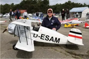  ??  ?? Laurent Torres présentait pour la première fois ce superbe Bucker BU 133. Issu d’un kit allemand tout bois, l’envergure est de 2,20 m pour une masse de 15,8 kg, le moteur est un Saito 90cc trois cylindres en étoile. Une merveille que l’on attend en compétitio­n…