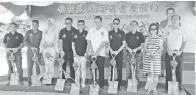  ??  ?? PANG (lima dari kanan) bersama pengusaha China pada majlis itu.