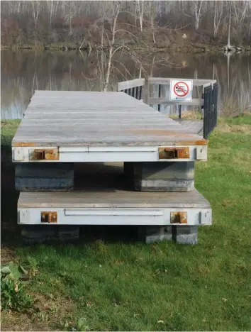  ?? —photo Gregg Chamberlai­n ?? Les quais flottants seront bientôt installés à la rampe de mise à l’eau du parc de la Confédérat­ion sur l’ile du Chenail. Le service des loisirs et du tourisme de Hawkesbury a un nouveau plan pour s’assurer que les propriétai­res de bateaux locaux et de passage puissent trouver un espace de stationnem­ent pour leurs remorques de bateaux aux deux sites de mise à l’eau municipaux.