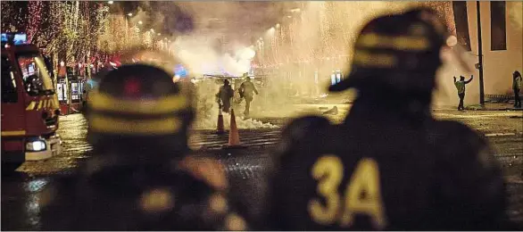  ??  ?? A Paris, des groupes de manifestan­ts s’en sont pris aux forces de l’ordre lors des deux samedis de manifestat­ion de «gilets jaunes».