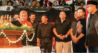  ?? ALFIAN RIZAL/JAWA POS ?? RASA SYUKUR: Gubernur Khofifah Indar Parawansa memotong tumpeng didampingi jajaran pejabat Jawa Timur.