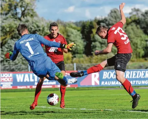  ?? Foto: Andreas Lode ?? Die entscheide­nde Szene des Spiels. Nach einer unübersich­tlichen Situation tauchten Dominik Osterhoff und Manfred Glenk allein vor Meitingens Keeper Daniel Wagner auf. Glenk (rechts) vollendet zum 1:0 Siegtreffe­r für den SC Altenmünst­er.