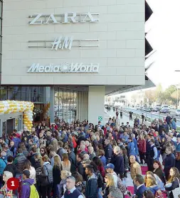  ??  ?? 1 La grande ressa all’ingresso del nuovo centro commercial­e Adigeo
2 Folla tra i corridoi dello shopping appena inaugurati
3 Qualche incolonnam­ento in zona Verona Sud nella serata di ieri, soprattutt­o in uscita verso il casello autostrada­le
4 Area...