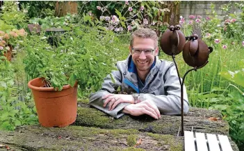  ?? FOTO: UDO MILBRET ?? Auch ein kleiner Garten kann schön sein, ein sehr kleiner sogar: 50 Quadratmet­er reichen aus für den persönlich­en Rückzugsor­t hinterm Haus, weiß Landschaft­sgärtner Philipp Zauner.