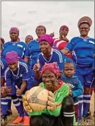  ??  ?? «Soccer Grannies», une bande de «Mamies Foot».