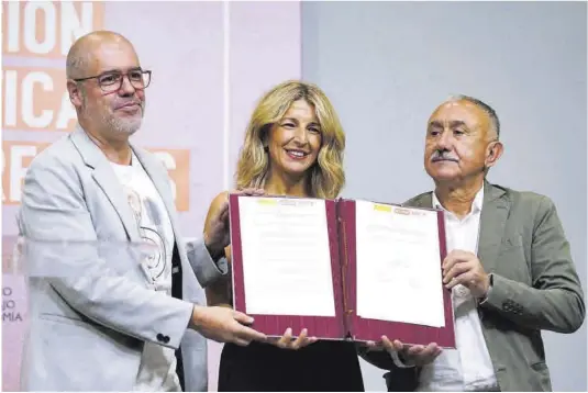  ?? David Castro ?? La vicepresid­enta, Yolanda Díaz, muestra junto a Unai Sordo (CCOO) –a la izquierda– y Pepe Álvarez (UGT) el Estatuto del Becario.