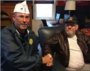  ?? PAUL POST — PPOST@DIGITALFIR­STMEDIA.COM ?? American Legion state Commander Gary Schacher, left, meets with army veteran Roy Eger, right, a resident at Vet House in Ballston Spa.