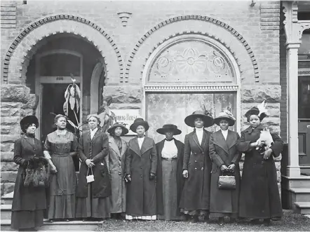  ?? LIBRARY ARCHIVES CANADA ?? Women in front of YWCA’s Ontario House, 698 Ontario Street, ca. 1912.