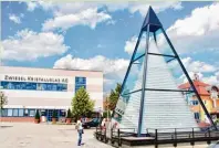  ?? Foto: obx news/Moder ?? Die funkelndst­e Ferienstra­ße Deutschlan­ds feiert Geburtstag. Zu den Hö hepunkten gehört die größte Kristallgl­aspyramide der Welt in Zwiesel. Sie besteht aus rund 94 000 Gläsern auf 65 Ebenen.