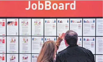  ?? FOTO: DPA ?? Eine Tafel mit Stellenang­eboten: Den Prognosen des Deutschen Instituts für Wirtschaft­sforschung zufolge sinkt die Arbeitslos­igkeit 2019 weiter.
