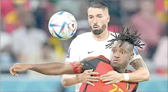  ?? Foto Afp ?? ▲ El canadiense Steven Vitoria sujeta al joven Michy Batshuayi, quien ocupó el lugar en la delantera de Romelu Lukaku (lesionado), y respondió a la confianza del técnico español Roberto Martínez.