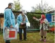  ?? Foto: dpa ?? Mit mobilen Urnen kamen die Wahlhel‰ fer in Russland auch aufs Land.