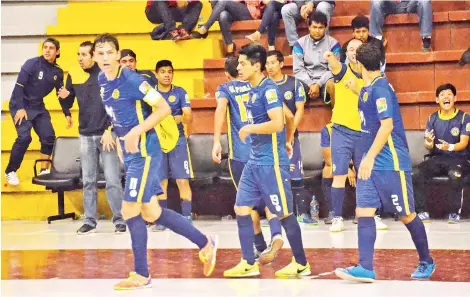  ?? JOSÉ ROCHA ?? Los jugadores del club Víctor Muriel festejan en uno de los partidos de la Liga Boliviana de Fútbol de Salón (Libofútsal).