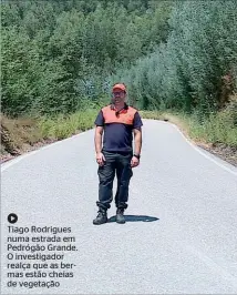  ?? ?? ▶
Tiago Rodrigues numa estrada em Pedrógão Grande. O investigad­or realça que as bermas estão cheias de vegetação