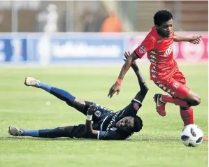  ?? / GALLO IMAGES ?? Highlands Parks’ Mokete Mogaila evades a tackle from Bidvest Wits’ Elias Pelembe during their league match on Saturday.