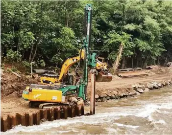  ??  ?? Arbeitenam Murufer bei der Radetzkybr­ücke erregen derzeit Aufsehen