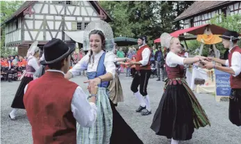  ?? FOTOS: GOTTFRIED BRAUCHLE ?? Mit einem großen Festwochen­ende feiert das Bauernhaus- Museum in Wolfegg sein 40. Jubiläumsj­ahr. Verschiede­ne Musik- und Tanzgruppe­n laden zum Mitmachen ein.