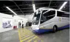  ??  ?? Reducida. Sólo hay lugar para tres autobuses en Transporte­s del Norte.