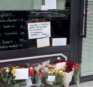  ??  ?? Messaggi di cordoglio, post-it e mazzi di fiori di fronte alla saracinesc­a abbassata de «La Sovigau», la paninoteca nel cuore di Campo di Marte dove Ben, il proprietar­io, è morto la notte di Capodanno