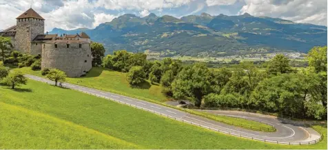  ?? Foto: Imago Images ?? Schloss Vaduz in Liechtenst­ein: Auf verschlung­enen Wegen flossen die Provisione­n für die Masken‰Geschäfte über das Fürstentum.