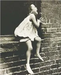  ?? BALLOT/THE J. PAUL GETTY MUSEUM HENRI ?? Child crying at the window, Manhattan, New York City, 1961.