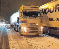  ?? FOTO: FB-NUTZER JONNY WEISSMANN ?? Nichts geht mehr: LKW stecken zwischen Markdorf und Raderach wegen Schnee und Eis fest.